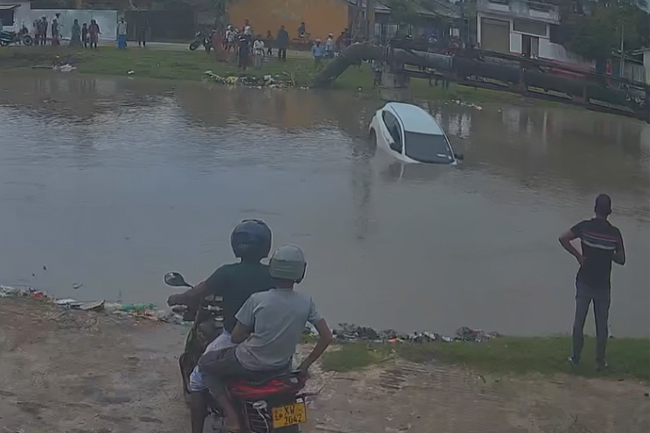 ඇළකට වැටුණු මෝටර් රථය - තිදෙනෙකුට දිවි අහිමි වෙයි