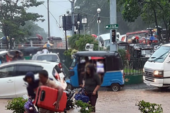 මහනුවරට හදිසි ආපදා තත්ත්වයක්  ප්‍රකාශයට පත් කරයි