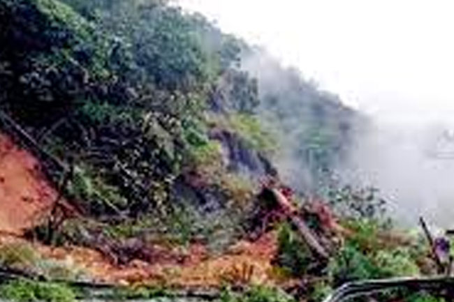 මහනුවර ගංගොඩ ප්‍රදේශයේ නායයෑමකින් තිදෙනෙකු ජීවිතක්ෂයට - තවත් 17ක් අතුරුදන්