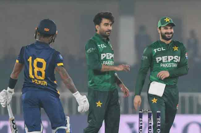 පාකිස්තානයට ලකුණු 185ක ඉලක්කයක්