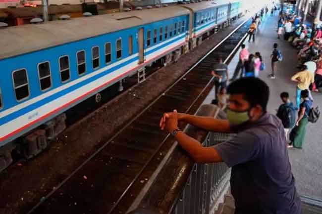 දුම්රිය ධාවනය සීමා කෙරේ