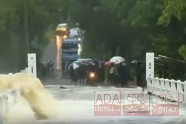 කලා වැවේ පාලම මත සිරවී තිබෙන බස් රථය ජලයෙන් පිරෙයි