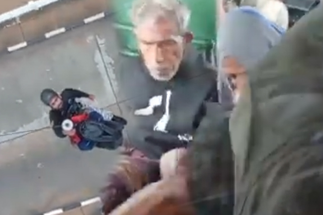 මනම්පිටිය පාලම මත සිරවී සිටි පුද්ගලයින් 13දෙනෙකු බේරා ගැනේ