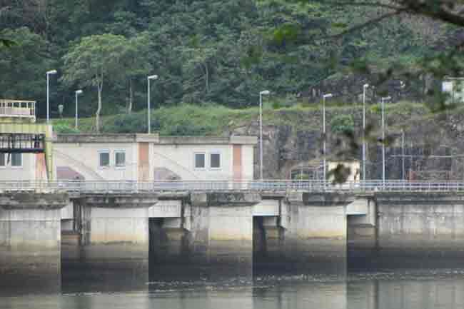 ජලාශ වේලි ඉරිතලා ඇති බවට පළවන සමාජ මාධ්‍ය වාර්තා අසත්‍යයි