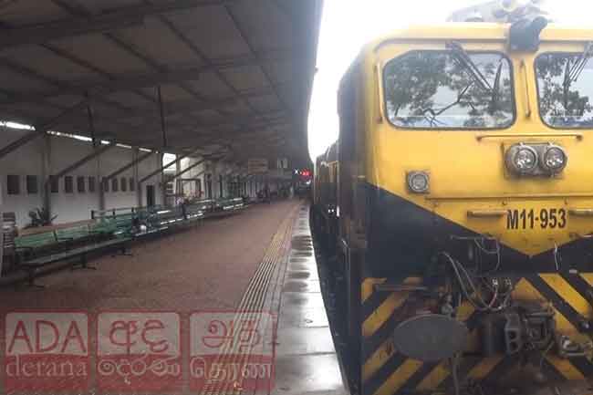 යාපනේ සිට කොළඹ ආ දුම්රිය මගීන් 700ක් සමඟ අනුරාධපුරයේ දී කොටුවෙයි