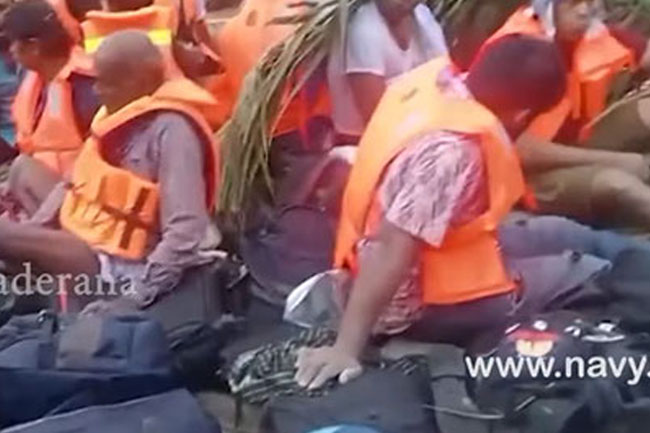 වහල මත සිටි මගීන් 67 දෙනාම බේරා ගැනේ