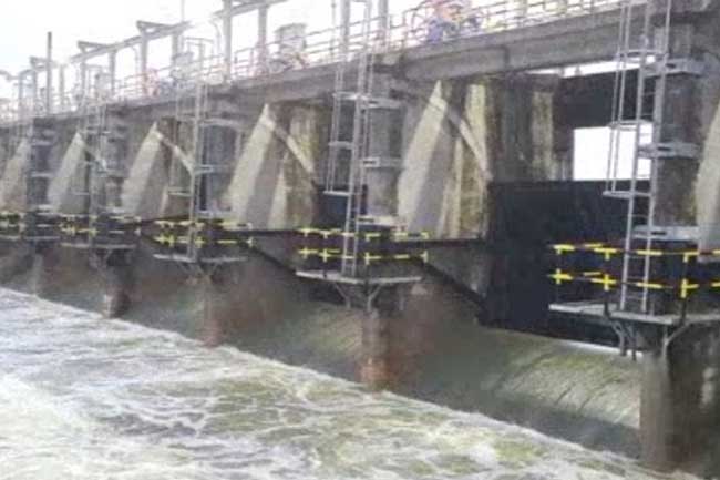 ඉරණමඩු ජලාශයේ ජලය ගලා යන ඇළ මාර්ගයක පැති බැම්ම කැඩී යයි