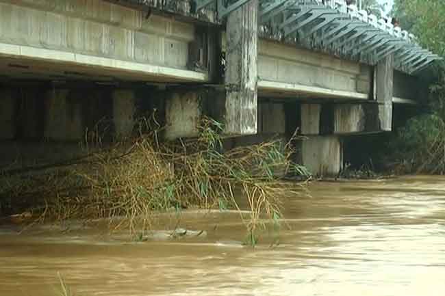 අඹතලේ ගංවතුර පාලන වේල්ල පිටාර ගැලීමේ අවදානමක්