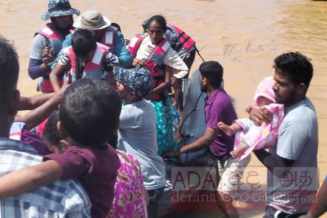 මාවිල්ආරු වැව් බැම්ම කැඩී යෑමෙන් ආපදාවට පත් 309ක් නාවික හමුදාව මුදාගනී