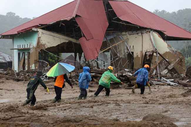 අයහපත් කාලගුණයෙන් ඉන්දුනීසියාවේ මියගිය ගණන 700 ඉක්මවයි 
