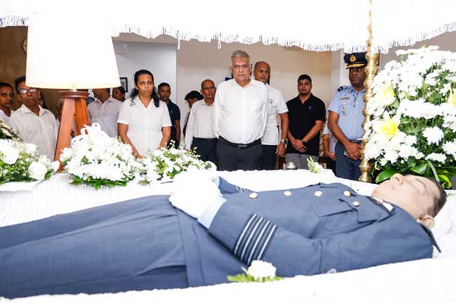 වින්ග් කමාන්ඩර් නිර්මාල්ගේ දේහයට හිටපු ජනපති රනිල් අවසන් ගෞරව දක්වයි 