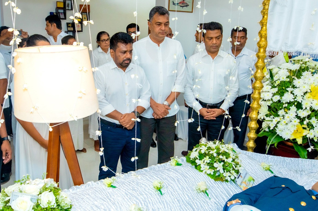 ලුණුවිල ගුවන් අනතුරින් මියගිය නියමුවාට  ජනපති අවසන් ගෞරව දක්වයි