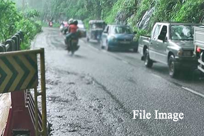 නුවර - කොළඹ මාර්ගය  පහළ කඩුගන්නාවෙන් යළි වැසේ