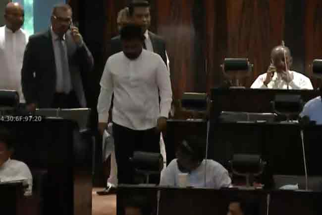 ජනපති පාර්ලිමේන්තුවට