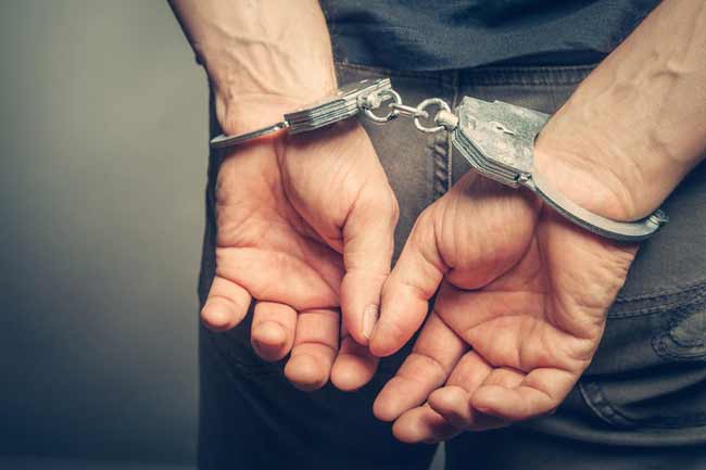 නීති විරෝධීව ගෙන ආ දුම්වැටි තොගයක් සමඟ පුද්ගලයෙකු අත්අඩංගුවට ‍