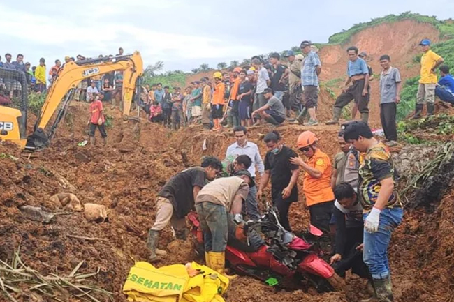 අයහපත් කාලගුණයෙන් ඉන්දුනීසියාවේ  මියගිය ගණන 900 ඉක්මවයි 