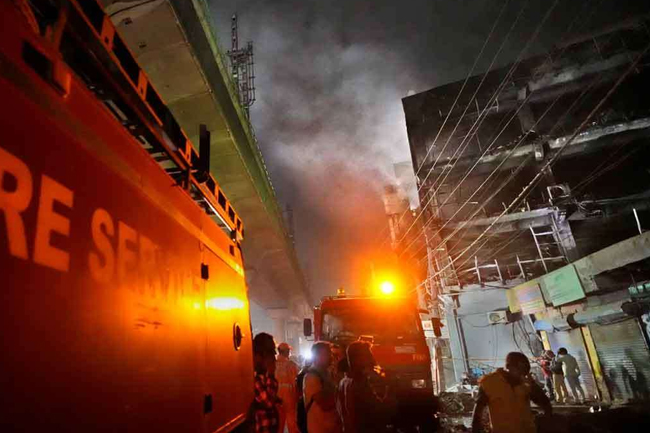 ඉන්දියාවේ රාත්‍රී සමාජ ශාලාවක ගින්නක් - 23ක් මරුට