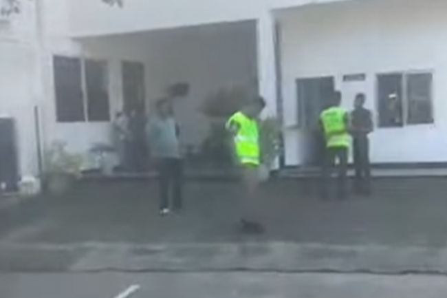 ගිනි අවියක් ක්‍රියාත්මක වී  පොලිස් නිලධාරියෙකු රෝහලට