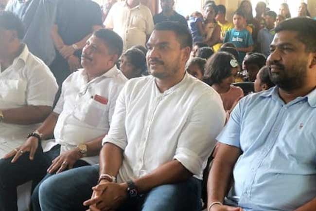 ආදරය අරගෙන නාමල් හම්බන්තොටට