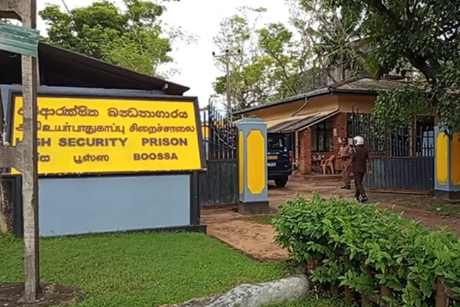 බූස්ස බන්ධනාගාරයේ නොසන්සුන්තාවකින්  අධිකාරීවරයෙකුට තුවාල