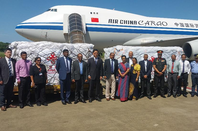 චීන ආධාර තොගයක් රැගත්  ගුවන්යානයක් කටුනායකට