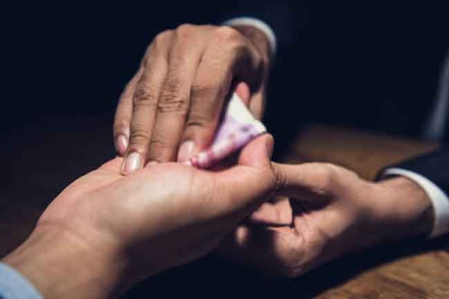 රස පරීක්ෂක දෙපාර්තමේන්තුවේ හිටපු නිලධාරියෙක් අල්ලස් දැලේ