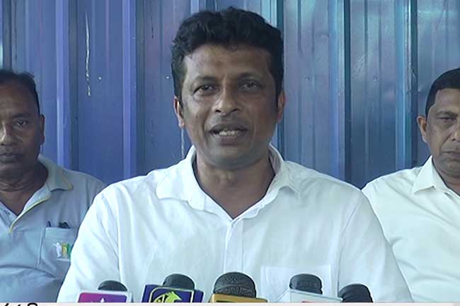 ග්‍රාම නිලධාරීන්ගෙන් ආණ්ඩුවේ දේශපාලනඥයන්ට චෝදනා