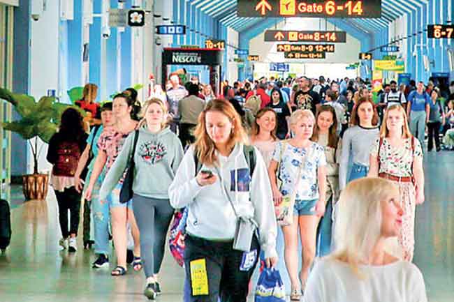 දෙසැම්බරයේ මුල් දින 8ට තුළදී මෙරටට පැමිණි සංචාරකයින් 50,000 ඉක්මවයි