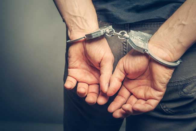 පළිබෝධනාශක සහ බීඩි කොළ තොගයක් සමඟ තරුණයෙකු අත්අඩංගුවට