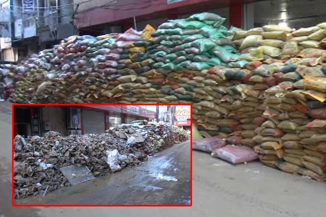 ගංවතුරට හසුවී විනාශ වුණු ආහාර ද්‍රව්‍ය ගොඩගසා ඇති අයුරු