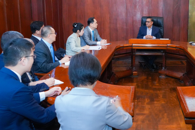 චීන මිත්‍රතා සංගමයේ දූත පිරිස විදේශ අමාත්‍යවරයා හමුවෙයි