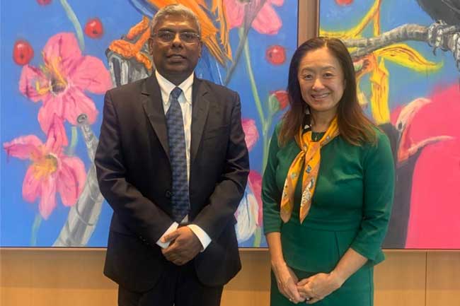 ජුලි චන්ග් සහ ගෝමික උඩුගමසූරිය අතර හමුවක්