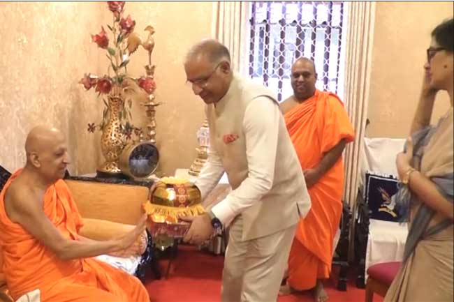 ඉන්දීය මහ කොමසාරිස් මල්වතු, අස්ගිරි මහා නා හිමිවරු බැහැදකී