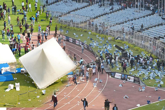 මෙසී බලන්න ආ ක්‍රීඩාලෝලීන් ක්‍රීඩාංගණය වනසයි