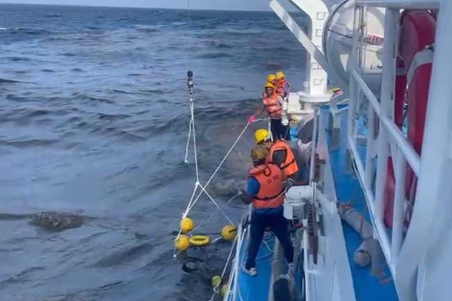 කොළඹ වරායේ බොරතෙල් ගොඩබාමින් සිටි නෞකාවක නල මාර්ගයක කාන්දුවක්