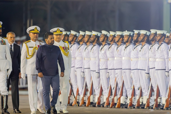 ත්‍රිකුණාමලය නාවික සහ සාගරික විද්‍යා පීඨයේ  අධිකාරියට පත් කිරීමේ සහ විසිරයාමේ පෙළපාළිය ජනපති ප්‍රධානත්වයෙන්