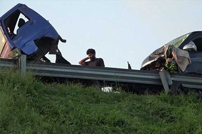 විදෙස් ජාතිකයින් රැගත් වෑන් රථයක් දක්ෂිණ අධිවේගයේදී අනතුරකට