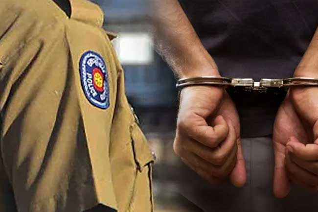 නිල ඇඳුමින් සිටියදීම පොලිස් කොස්තාපල් අයිස් සමඟ අත්අඩංගුවට