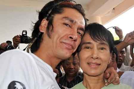 සූ කී අම්මා ගැන බියෙන් ඉන්න පුත්‍රයාට මියන්මාර ජුන්ටාවෙන් පිළිතුරක්