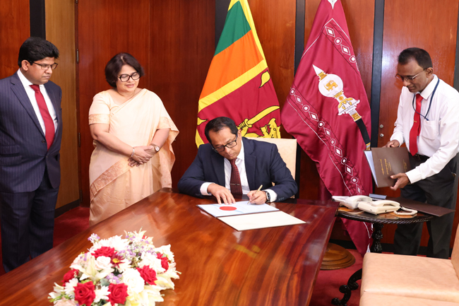 පනත් කෙටුම්පත් තුනකට කථානායකගේ සහතිකය