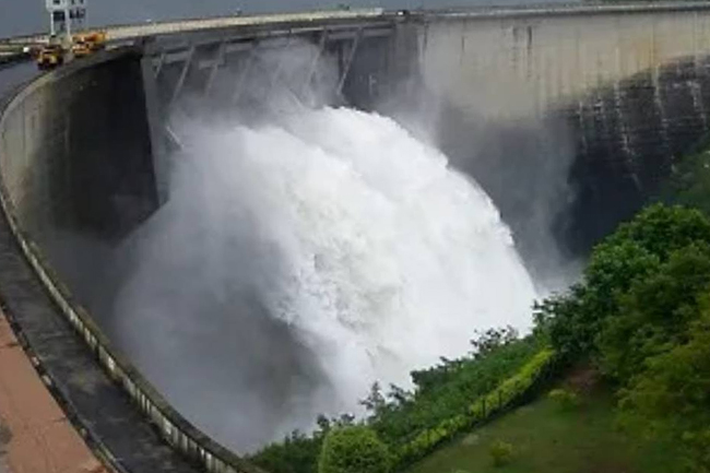 ජලාශ කිහිපයක් උපරිම ජල මට්ටමට - අවධානයෙන් සිටින්නැයි දැනුම්දෙයි