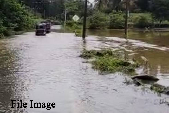 මහවැලි ගඟ ආශ්‍රිත පහත්බිම් ප්‍රදේශවලට  සුළු ගංවතුර තත්ත්වයක්