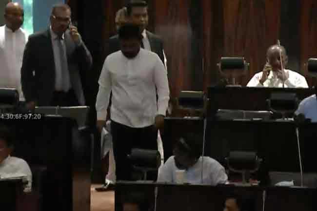 ජනපති පාර්ලිමේන්තුවට