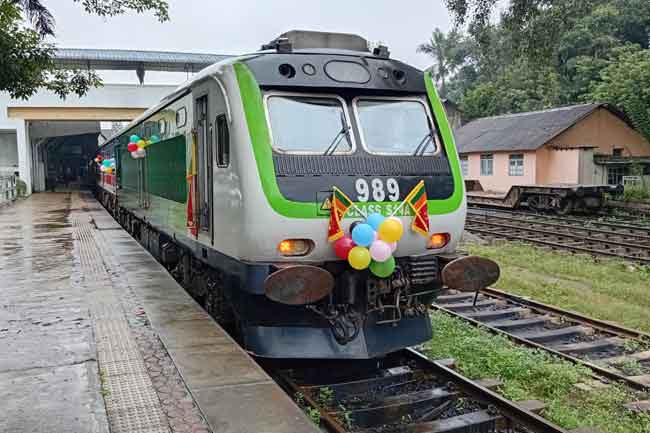 දින 23කට පසු බදුල්ලෙන් ගමන් ඇරඹූ 'උඩරට මැණිකේ'