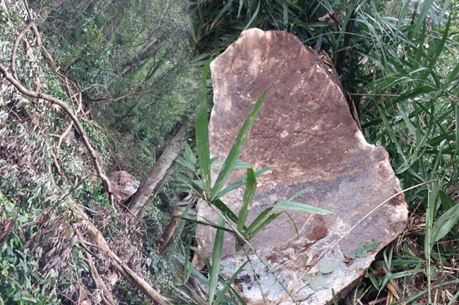 ගල් පෙරළීමක් හේතුවෙන් හල්දුම්මුල්ලේ  පවුල් හයක් ඉවත් කෙරේ