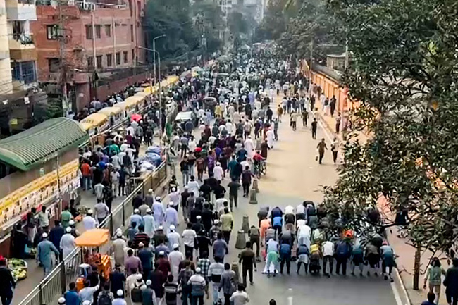 ඔස්මන් හාදිට සමුදීමට  දහස් ගණනින් පිරිස් ඩකා නුවරට