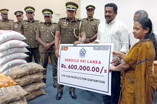 Rebuilding Sri Lanka අරමුදලට අඟුණකොළපැලැස්ස බන්ධනාගාර නිලධාරීන්ගෙන් රු. ලක්ෂ 06ක පරිත්‍යාගයක්
