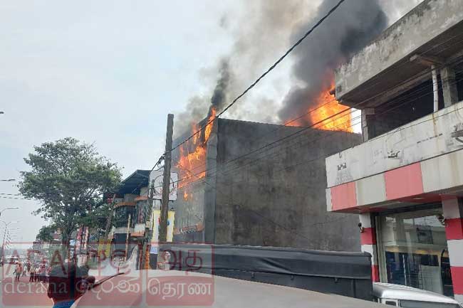 තිහාරිය තෙමහල් ගොඩනැගිල්ලේ ගින්න පාලනය කෙරේ