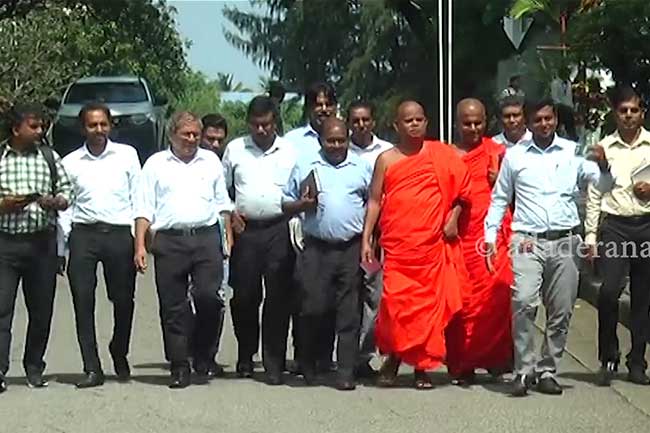 ගුරු වෘත්තීය සමිතිවලින් රතු එළියක්