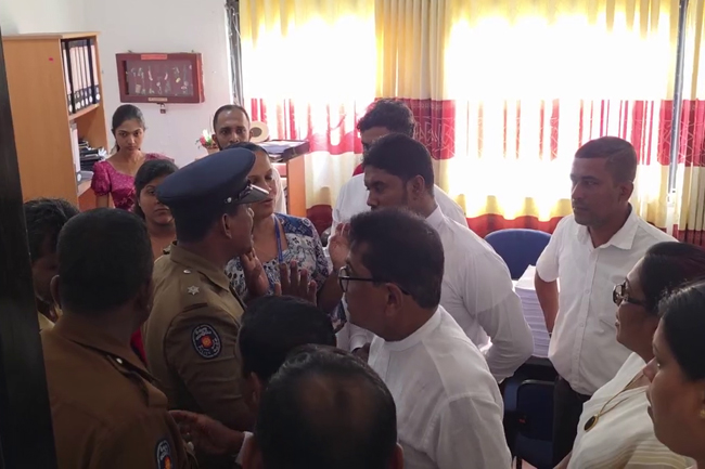 ගාල්ල මහ නගර සභාවේ විපක්ෂ මන්ත්‍රීවරයෙක් නගරාධිපති අසුනේ සිට යළිත් අයවැයට ඡන්දය විමසයි